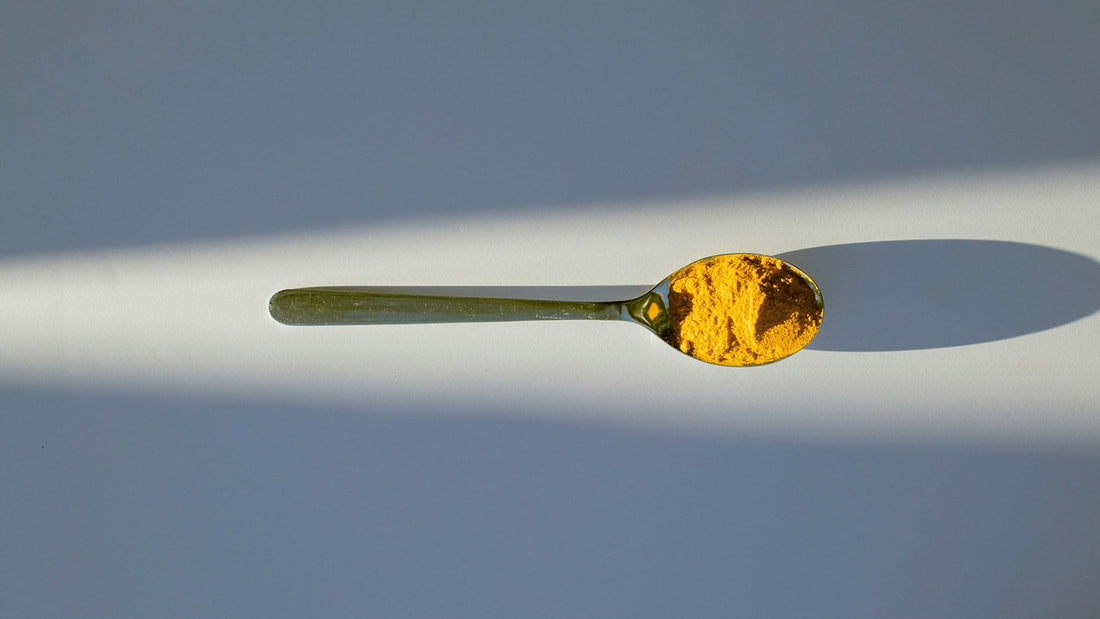 Photo d'une cuillère de curcuma