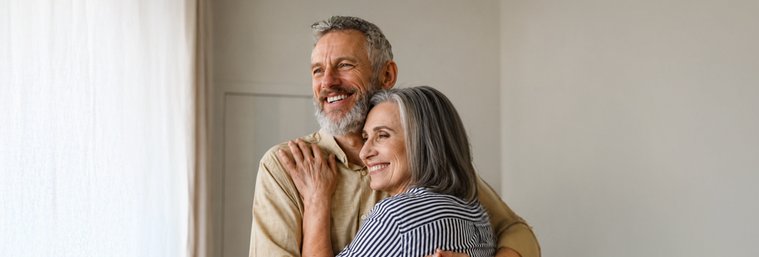 homme et femme âgés qui se prennent dans les bras 